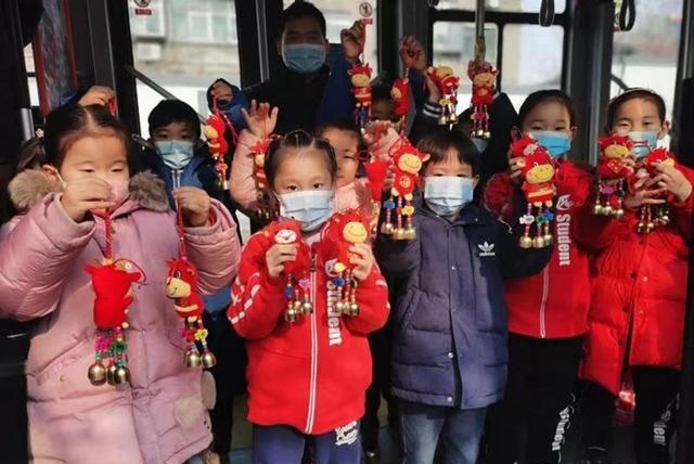 济南S762路定制公交为孩子们送惊喜
