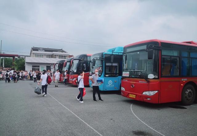 解决学生出行难的问题，江阴城市公交开了21线定制公交