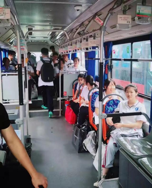 解决学生出行难的问题，江阴城市公交开了21线定制公交