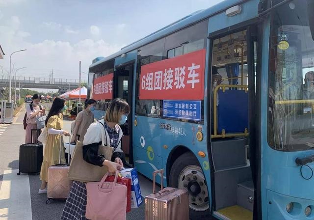 江苏省第二师范学院开通校内微循环定制公交专线为开学护“航”、为学子减“负”