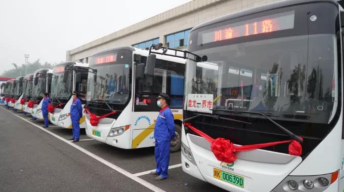11月29日上午，川渝11路内江首条省际城镇公交启动仪式举行
