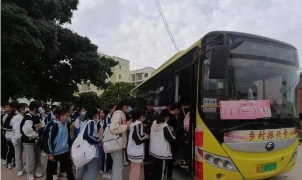 贺州市定制公交车进校园，护航学生交通安全