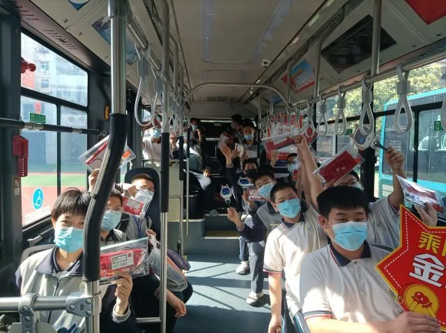 济南公交西部二队定制公交和二十六中毕业班的一年相伴