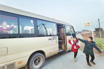 三台县接送上学农村娃，定制客运班车开到家