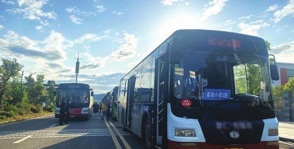 仪陇县离堆小学300余名学生乘坐“定制公交”上下学