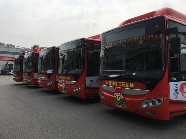 4月23日，27辆红色定制公交车现身自贡公交板仓中心站